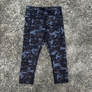 ZYIA Active Ladies Blue and Black Camouflage Crop Leggings Size 6/8
